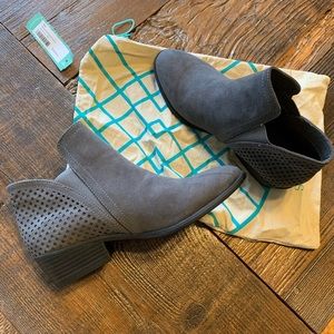 MIA Malina Gray bootie - size 9.5 - NEVER WORN!